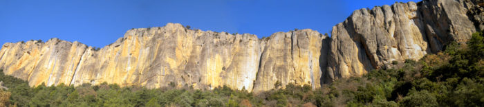 Muralla assolellada, el vessant sud de Busa esdevé l'hàbitat perfecte dels voltors i els grimpaires més romàntics